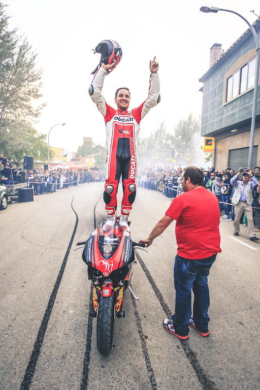 47_CASASIMARRO_EN_MOTO_CONCENTRACION_MOTORISTA_EMILIO_ZAMORA_DUCATI_STUNT_TEAM_MOTOR_SHOW_ESPECTACULO_2017_DEBEJOTA_FOTOGRAFIA_ARRIBA_PANIGALE_FINAL_GRACIAS_GRANDES_LO MAS