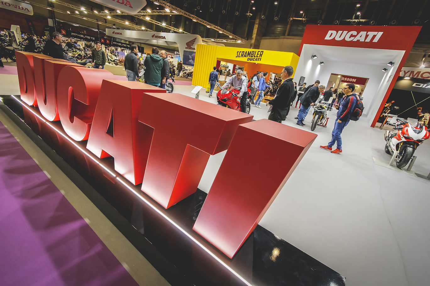 001_MADRID_VIVE_LA_MOTO_IFEMA_SALON_EMILIO_ZAMORA_DUCATI_STUNT_TEAM_MOTOR_SHOW_MOTORSHOW_EXHIBICION_ESPECATCULO_MOTO_QUAD_MINIBIKE_BURNOUT_QUEMAR RUEDA_CABALLITO_INVERTIDO_DEBEJOTA