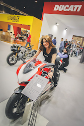 002_MADRID_VIVE_LA_MOTO_IFEMA_SALON_EMILIO_ZAMORA_DUCATI_STUNT_TEAM_MOTOR_SHOW_MOTORSHOW_EXHIBICION_ESPECATCULO_MOTO_QUAD_MINIBIKE_BURNOUT_QUEMAR RUEDA_CABALLITO_INVERTIDO_DEBEJOTA
