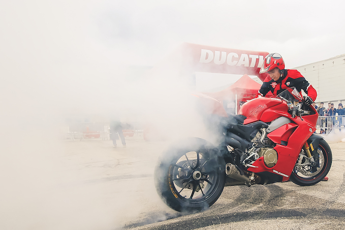 007_MADRID_VIVE_LA_MOTO_IFEMA_SALON_EMILIO_ZAMORA_DUCATI_STUNT_TEAM_MOTOR_SHOW_MOTORSHOW_EXHIBICION_ESPECATCULO_MOTO_QUAD_MINIBIKE_BURNOUT_QUEMAR RUEDA_CABALLITO_INVERTIDO_DEBEJOTA