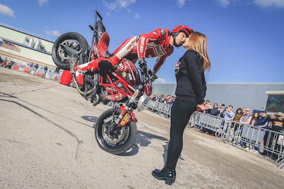 009_MADRID_VIVE_LA_MOTO_IFEMA_SALON_EMILIO_ZAMORA_DUCATI_STUNT_TEAM_MOTOR_SHOW_MOTORSHOW_EXHIBICION_ESPECATCULO_MOTO_QUAD_MINIBIKE_BURNOUT_QUEMAR RUEDA_CABALLITO_INVERTIDO_DEBEJOTA