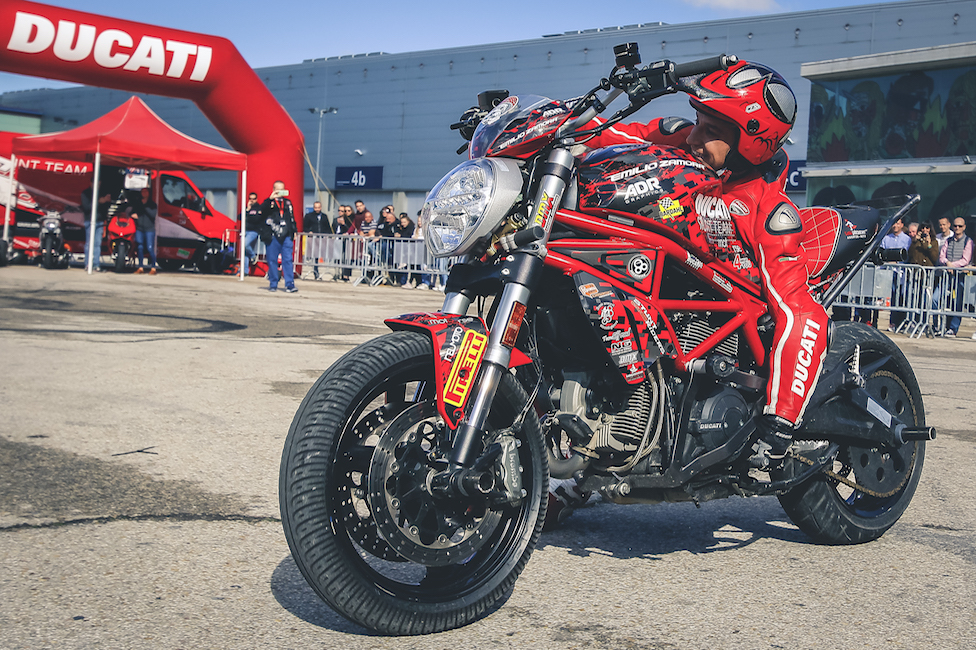 010_MADRID_VIVE_LA_MOTO_IFEMA_SALON_EMILIO_ZAMORA_DUCATI_STUNT_TEAM_MOTOR_SHOW_MOTORSHOW_EXHIBICION_ESPECATCULO_MOTO_QUAD_MINIBIKE_BURNOUT_QUEMAR RUEDA_CABALLITO_INVERTIDO_DEBEJOTA