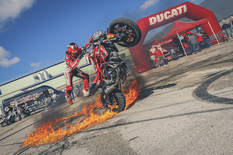 011_MADRID_VIVE_LA_MOTO_IFEMA_SALON_EMILIO_ZAMORA_DUCATI_STUNT_TEAM_MOTOR_SHOW_MOTORSHOW_EXHIBICION_ESPECATCULO_MOTO_QUAD_MINIBIKE_BURNOUT_QUEMAR RUEDA_CABALLITO_INVERTIDO_DEBEJOTA