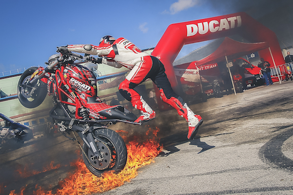 012_MADRID_VIVE_LA_MOTO_IFEMA_SALON_EMILIO_ZAMORA_DUCATI_STUNT_TEAM_MOTOR_SHOW_MOTORSHOW_EXHIBICION_ESPECATCULO_MOTO_QUAD_MINIBIKE_BURNOUT_QUEMAR RUEDA_CABALLITO_INVERTIDO_DEBEJOTA