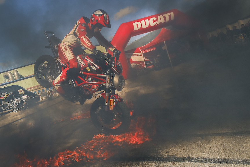013_MADRID_VIVE_LA_MOTO_IFEMA_SALON_EMILIO_ZAMORA_DUCATI_STUNT_TEAM_MOTOR_SHOW_MOTORSHOW_EXHIBICION_ESPECATCULO_MOTO_QUAD_MINIBIKE_BURNOUT_QUEMAR RUEDA_CABALLITO_INVERTIDO_DEBEJOTA