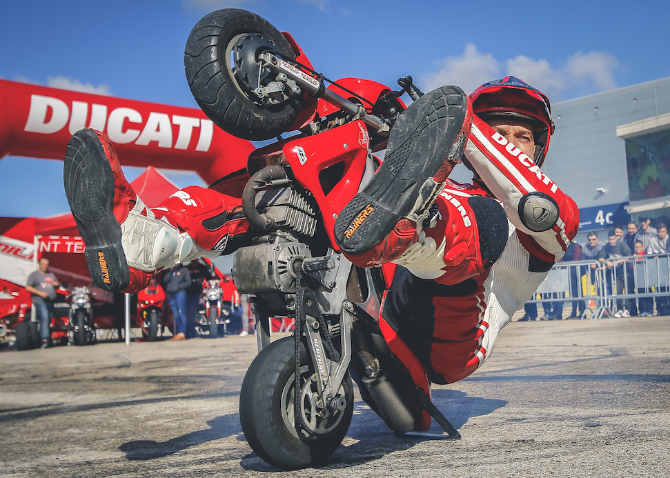 014_MADRID_VIVE_LA_MOTO_IFEMA_SALON_EMILIO_ZAMORA_DUCATI_STUNT_TEAM_MOTOR_SHOW_MOTORSHOW_EXHIBICION_ESPECATCULO_MOTO_QUAD_MINIBIKE_BURNOUT_QUEMAR RUEDA_CABALLITO_INVERTIDO_DEBEJOTA