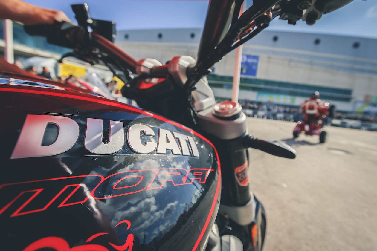 015_MADRID_VIVE_LA_MOTO_IFEMA_SALON_EMILIO_ZAMORA_DUCATI_STUNT_TEAM_MOTOR_SHOW_MOTORSHOW_EXHIBICION_ESPECATCULO_MOTO_QUAD_MINIBIKE_BURNOUT_QUEMAR RUEDA_CABALLITO_INVERTIDO_DEBEJOTA