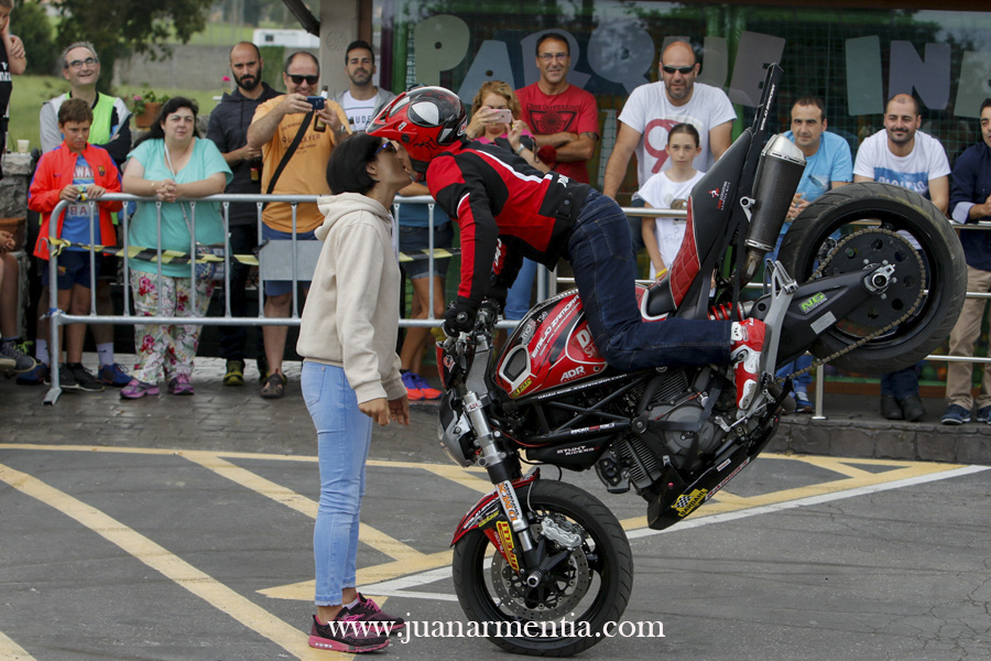 16_EMILIO_ZAMORA_DUCATI_STUNT_TEAM_MOTOR_SHOW_MOTO_QUAD_ANIVERSARIO_LA BIELA_43_GALIZANO_CANTABRIA_ESPECTACULO_CABALLITO_WHEELIE_STOPPIE_FREESTYLE_INVERTIDO_QUEMAR RUEDA_DRIFT_BURN OUT_2017