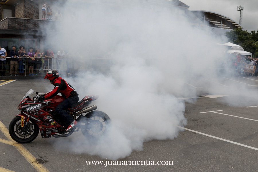 20_EMILIO_ZAMORA_DUCATI_STUNT_TEAM_MOTOR_SHOW_MOTO_QUAD_ANIVERSARIO_LA BIELA_43_GALIZANO_CANTABRIA_ESPECTACULO_CABALLITO_WHEELIE_STOPPIE_FREESTYLE_INVERTIDO_QUEMAR RUEDA_DRIFT_BURN OUT_2017
