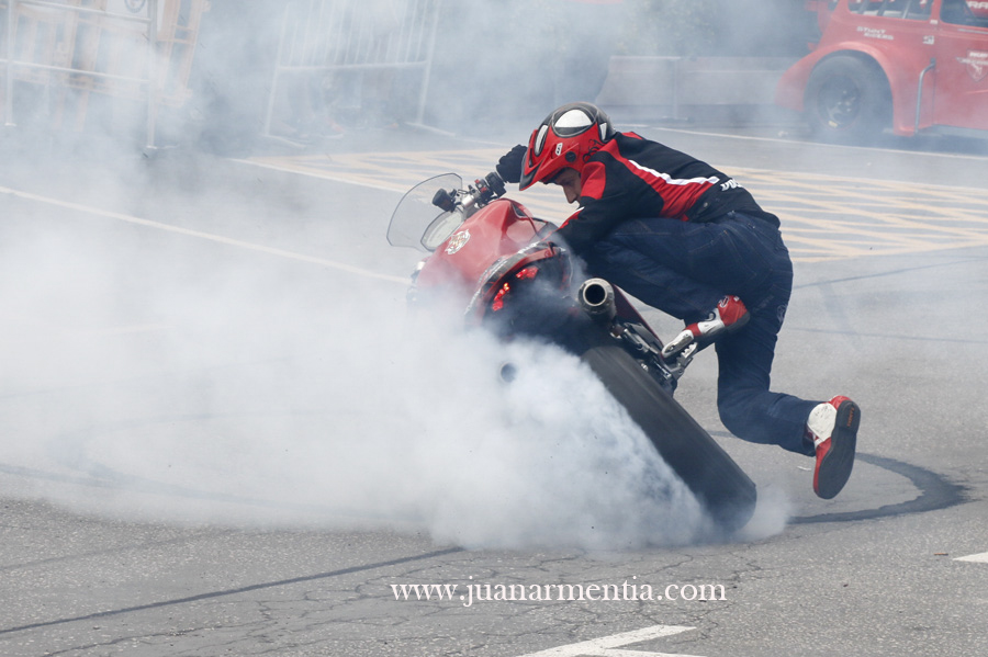 21_EMILIO_ZAMORA_DUCATI_STUNT_TEAM_MOTOR_SHOW_MOTO_QUAD_ANIVERSARIO_LA BIELA_43_GALIZANO_CANTABRIA_ESPECTACULO_CABALLITO_WHEELIE_STOPPIE_FREESTYLE_INVERTIDO_QUEMAR RUEDA_DRIFT_BURN OUT_2017