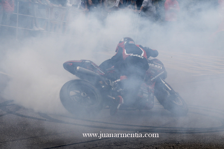22_EMILIO_ZAMORA_DUCATI_STUNT_TEAM_MOTOR_SHOW_MOTO_QUAD_ANIVERSARIO_LA BIELA_43_GALIZANO_CANTABRIA_ESPECTACULO_CABALLITO_WHEELIE_STOPPIE_FREESTYLE_INVERTIDO_QUEMAR RUEDA_DRIFT_BURN OUT_2017