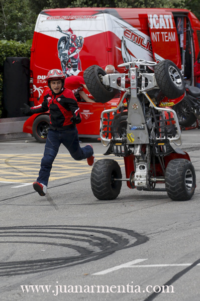 23_EMILIO_ZAMORA_DUCATI_STUNT_TEAM_MOTOR_SHOW_MOTO_QUAD_ANIVERSARIO_LA BIELA_43_GALIZANO_CANTABRIA_ESPECTACULO_CABALLITO_WHEELIE_STOPPIE_FREESTYLE_INVERTIDO_QUEMAR RUEDA_DRIFT_BURN OUT_2017
