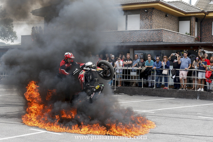 25_EMILIO_ZAMORA_DUCATI_STUNT_TEAM_MOTOR_SHOW_MOTO_QUAD_ANIVERSARIO_LA BIELA_43_GALIZANO_CANTABRIA_ESPECTACULO_CABALLITO_WHEELIE_STOPPIE_FREESTYLE_INVERTIDO_QUEMAR RUEDA_DRIFT_BURN OUT_2017