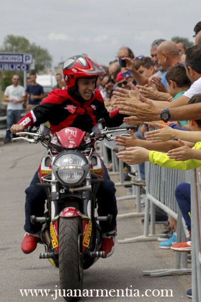 27_EMILIO_ZAMORA_DUCATI_STUNT_TEAM_MOTOR_SHOW_MOTO_QUAD_ANIVERSARIO_LA BIELA_43_GALIZANO_CANTABRIA_ESPECTACULO_CABALLITO_WHEELIE_STOPPIE_FREESTYLE_INVERTIDO_QUEMAR RUEDA_DRIFT_BURN OUT_2017