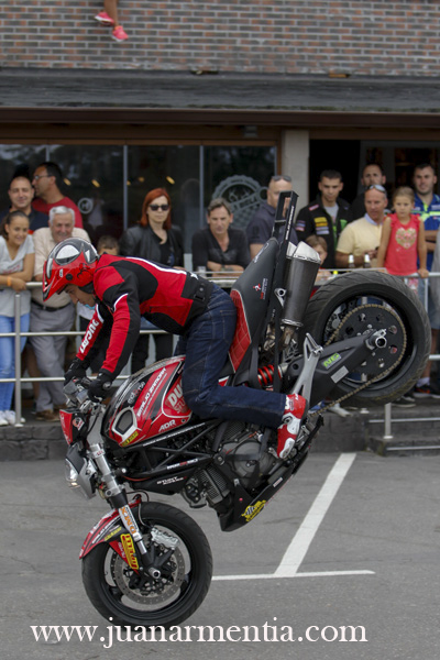 3_EMILIO_ZAMORA_DUCATI_STUNT_TEAM_MOTOR_SHOW_MOTO_QUAD_ANIVERSARIO_LA BIELA_43_GALIZANO_CANTABRIA_ESPECTACULO_CABALLITO_WHEELIE_STOPPIE_FREESTYLE_INVERTIDO_QUEMAR RUEDA_DRIFT_BURN OUT_2017