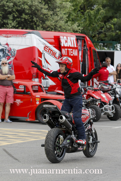 7_EMILIO_ZAMORA_DUCATI_STUNT_TEAM_MOTOR_SHOW_MOTO_QUAD_ANIVERSARIO_LA BIELA_43_GALIZANO_CANTABRIA_ESPECTACULO_CABALLITO_WHEELIE_STOPPIE_FREESTYLE_INVERTIDO_QUEMAR RUEDA_DRIFT_BURN OUT_2017