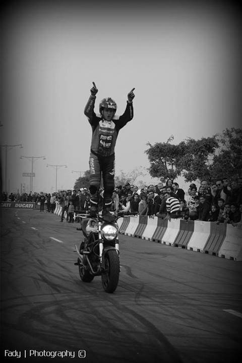BIKER ZONE EZPO EL CAIRO_EGYPT_EGIPTO_EMILIO_ZAMORA_DUCATI_STUNT_TEAM_BURN_OUT_TIRE_BLACKANDWHITE_UP_MOTORBIKE_
