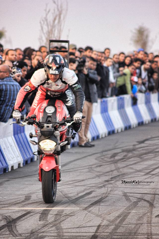 BIKER ZONE EZPO EL CAIRO_EGYPT_EGIPTO_EMILIO_ZAMORA_DUCATI_STUNT_TEAM_STOPPIE_INVERTIDO_MONSTER 696