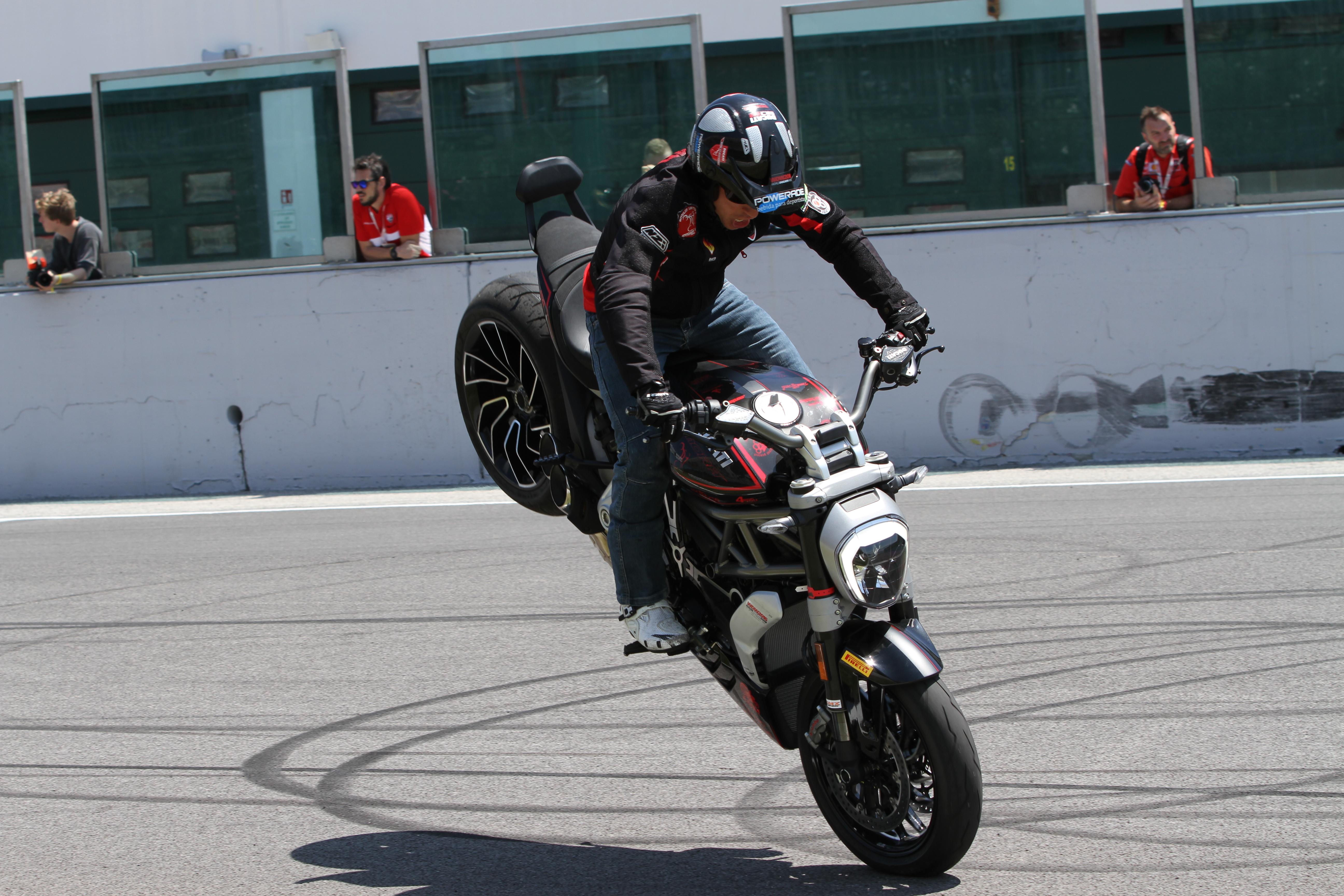 world_ducati_week_2016_emilio_zamora_stunt_team_freestyle_motorbike_motorshow_18