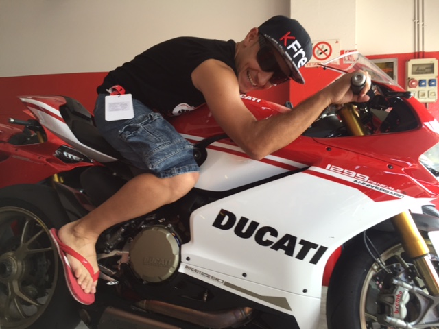 world_ducati_week_2016_wdw_stunt_team_moto_show_motor_exhibicion_espectaculo_ducatistas_doc_misano_italy_italia_rimini_wheelie_stoppie_burnout_panigale_diavel_monster_freestyle_1299-anniversario