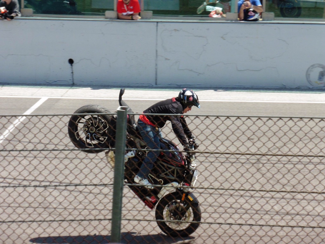world_ducati_week_2016_wdw_stunt_team_moto_show_motor_exhibicion_espectaculo_ducatistas_doc_misano_italy_italia_rimini_wheelie_stoppie_burnout_panigale_diavel_monster_freestyle_2