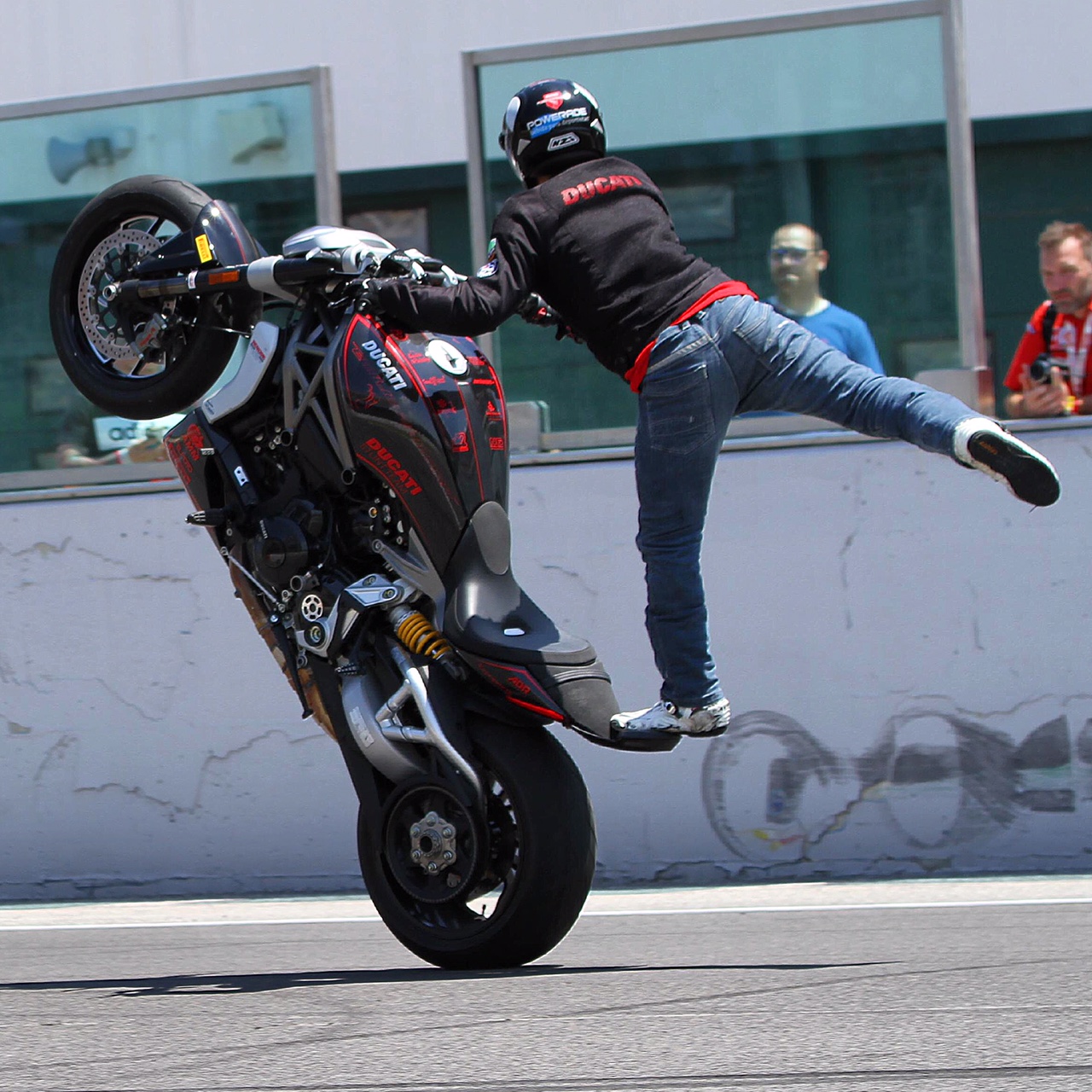 world_ducati_week_2016_wdw_stunt_team_moto_show_motor_exhibicion_espectaculo_ducatistas_doc_misano_italy_italia_rimini_wheelie_stoppie_burnout_panigale_diavel_monster_freestyle_4