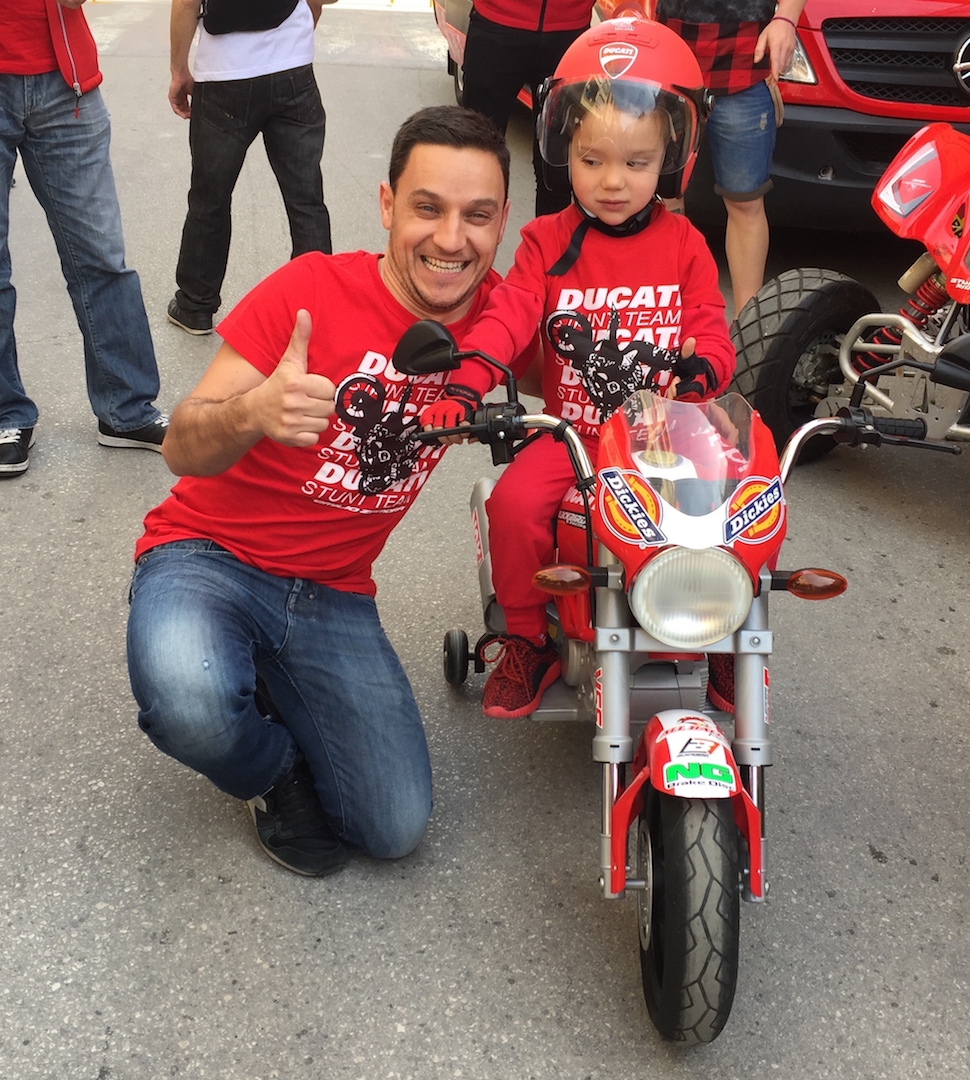 1_MATINAL MOTERA MEL DE ROMER_MOGENTE_MOIXENT_VALENCIA_EMILIO_ZAMORA_DUCATI_STUNT_TEAM_RIDER_MOTOR_SHOW_MONSTER_PEQUE_FUTURO_CAMPEON_MOTO_ELECTRICA_SALUDO_CASCO_ROJO