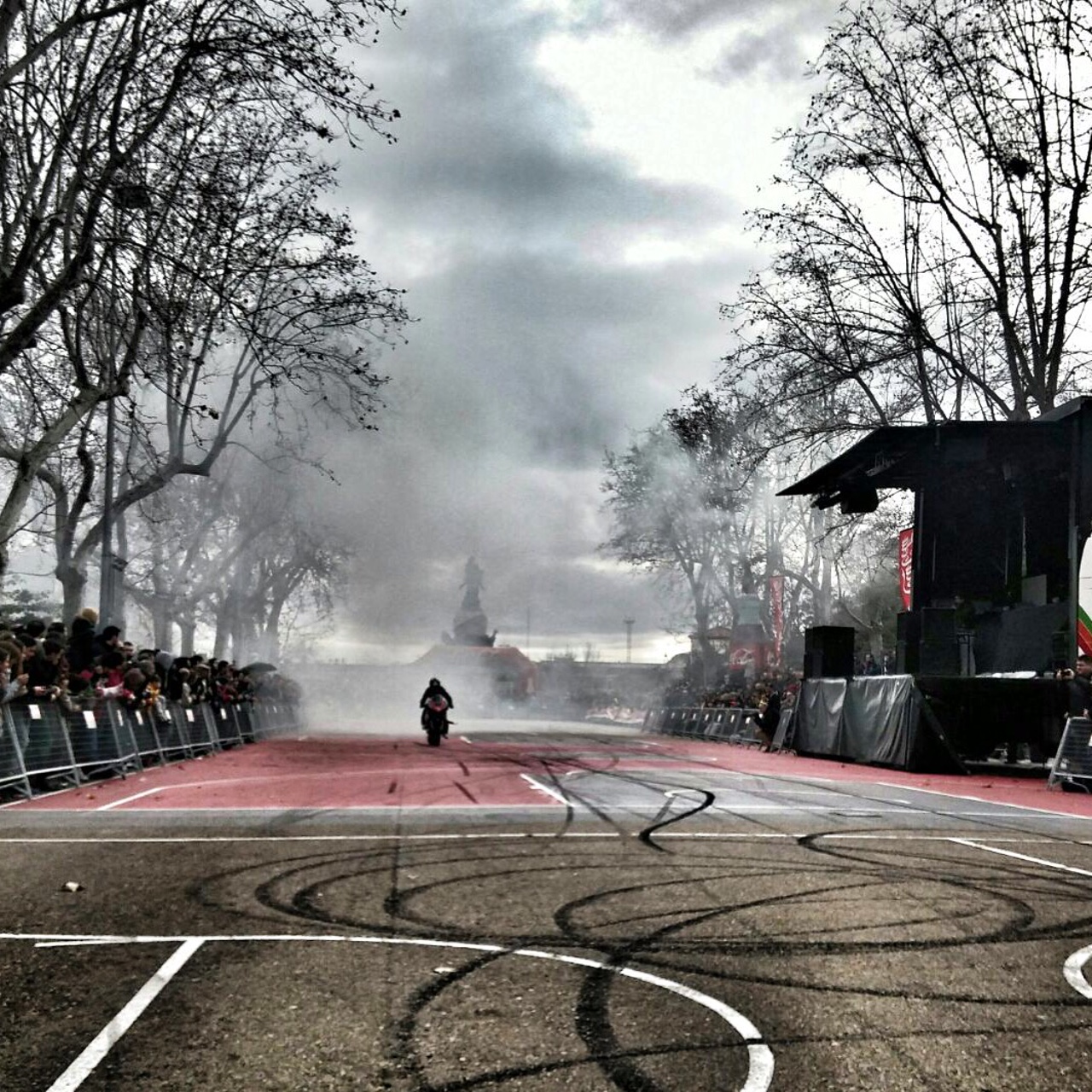 mojados_valladolid_enero_emilio_zamora_ducati_stunt_team_motor_show_espectaulo_moto_acera-recoletos_campogrande_colon_drift_panigale_burnout_stuntfans_stuntlife
