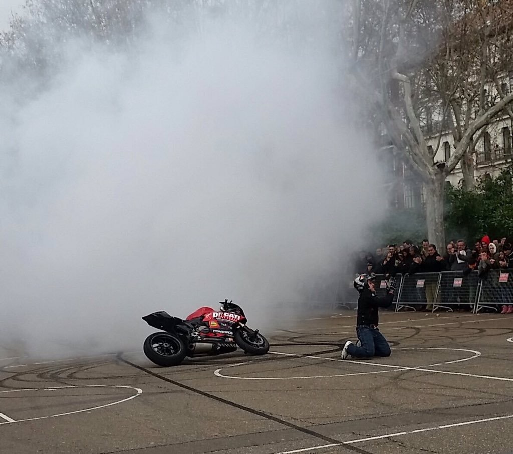 mojados_valladolid_enero_emilio_zamora_ducati_stunt_team_motor_show_espectaulo_moto_fiesta-de-la-moto_panigale-burnout_thanks-fans