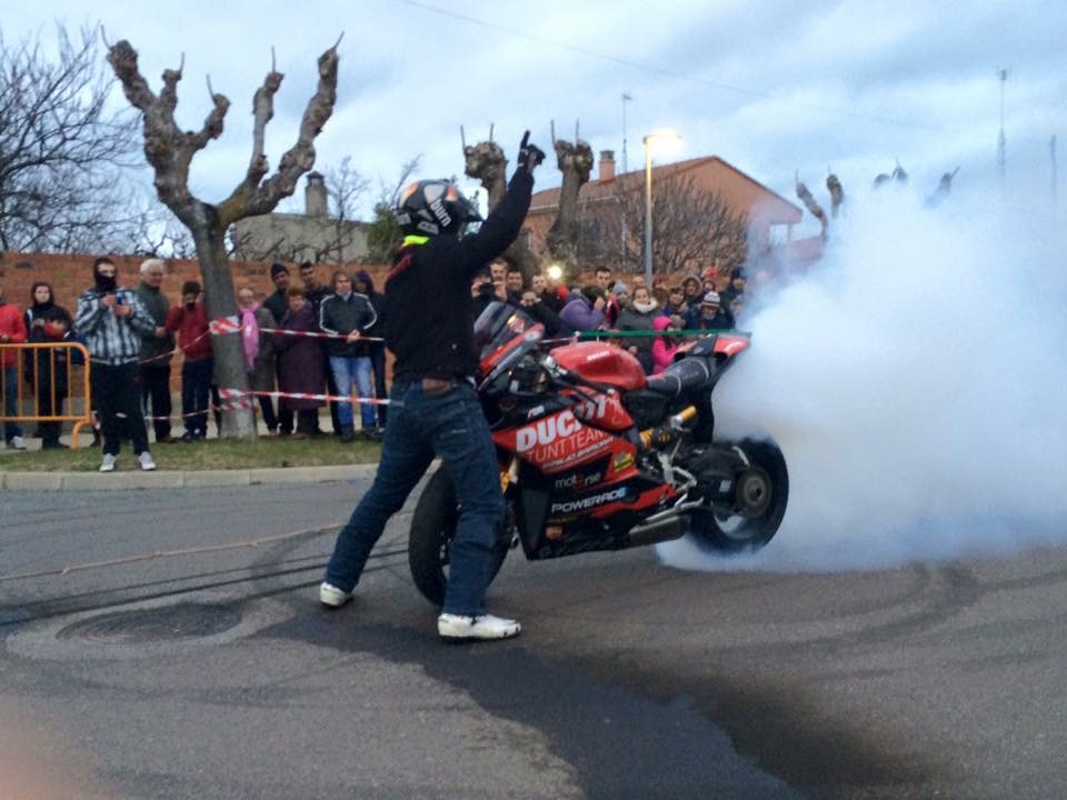 mojados_valladolid_enero_emilio_zamora_ducati_stunt_team_motor_show_espectaulo_moto_fiesta-de-la-moto_panigale_burnout_fullgas