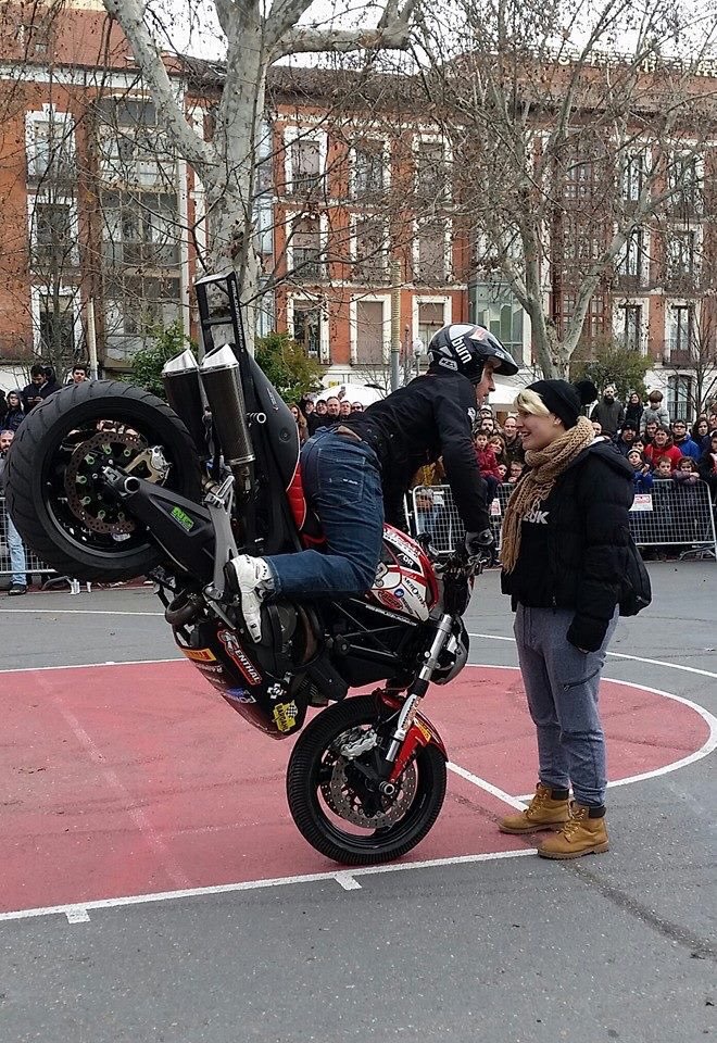 mojados_valladolid_enero_emilio_zamora_ducati_stunt_team_motor_show_espectaulo_moto_fiesta-de-la-moto_stoppie_acera-recoletos_campogrande_ng-brakes_pirelli