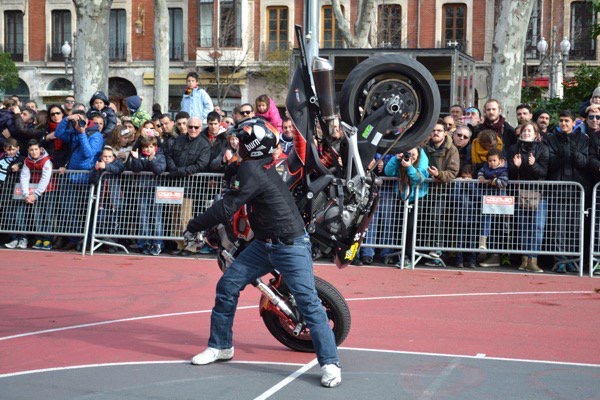 mojados_valladolid_enero_emilio_zamora_ducati_stunt_team_motor_show_espectaulo_moto_limit-stoppie_monster_adrenalina_extreme