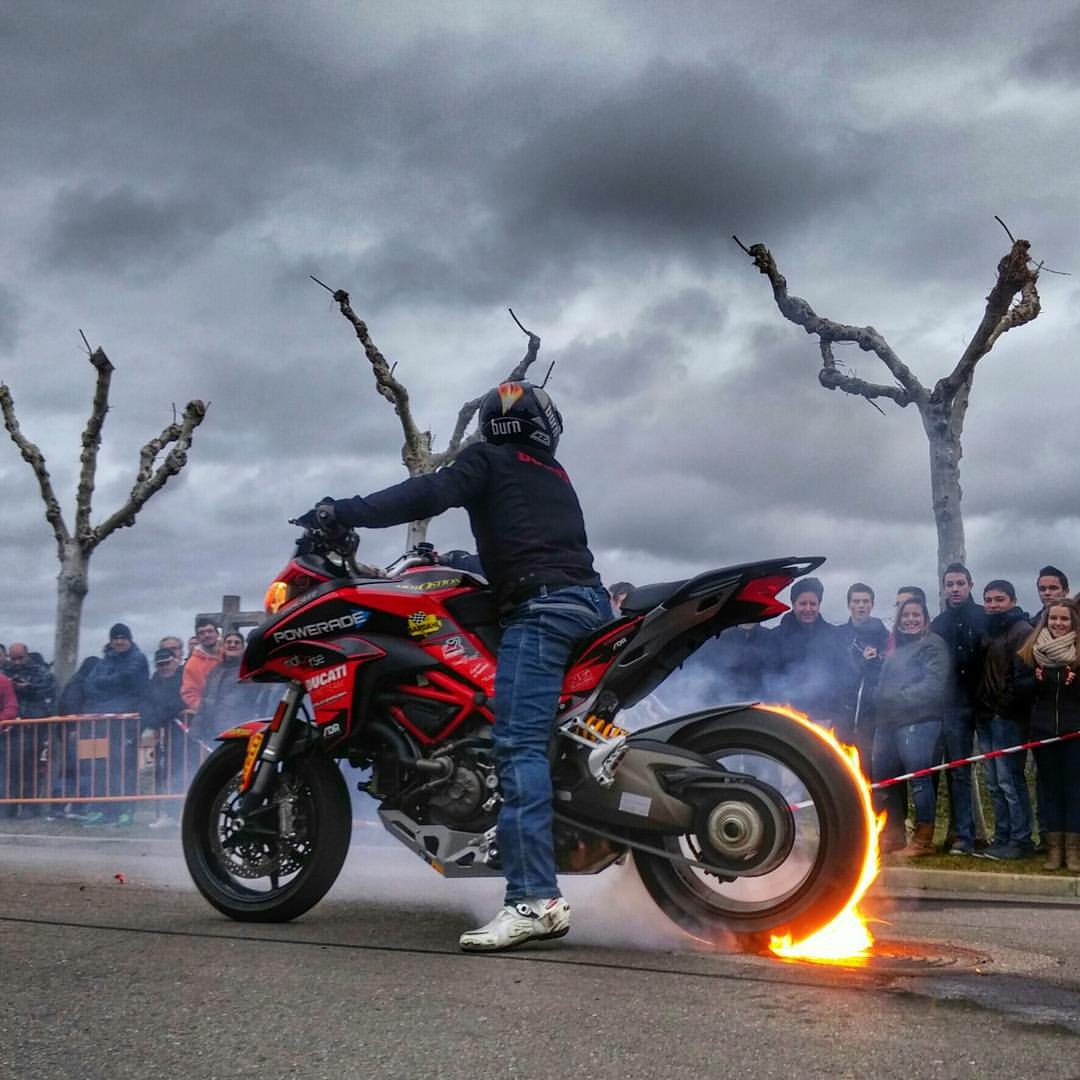 mojados_valladolid_enero_emilio_zamora_ducati_stunt_team_motor_show_espectaulo_moto_multistrada_burnout_rainers_bardahl_powerade_onfire_burn_motostion