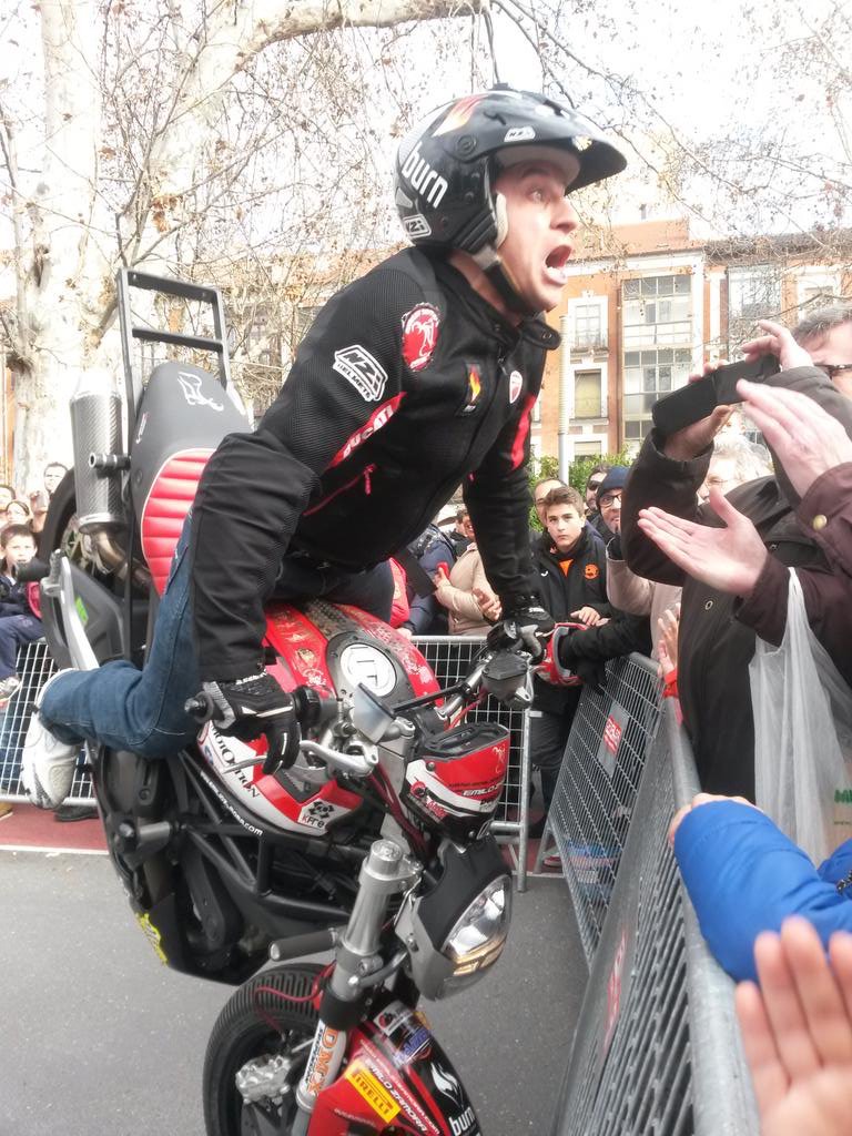mojados_valladolid_enero_emilio_zamora_ducati_stunt_team_motor_show_espectaulo_moto_stoppie_nzi_kfre_dmx_burn_lolopamanes_limit