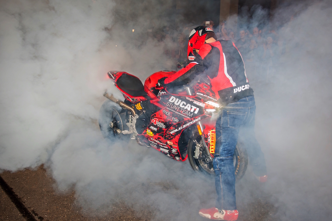 03_EMILIO_ZAMORA_DUCATI_STUNT_TEAM_MOTOR_SHOW_ESPECTACULO_EXHIBICION_MOTO_QUAD_COCHE_DRIFT_LA BAÑEZA_BY_TRAZANDO_FINO