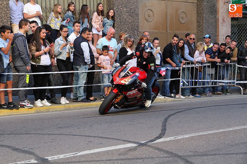 concentracion-motera-guijuelo_salamanca_emilio_zamora_ducati_stunt_team_motor_show_espectacular_exhibicion_moto-13