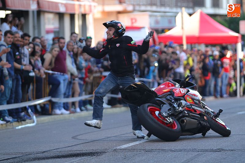 concentracion-motera-guijuelo_salamanca_emilio_zamora_ducati_stunt_team_motor_show_espectacular_exhibicion_moto-15