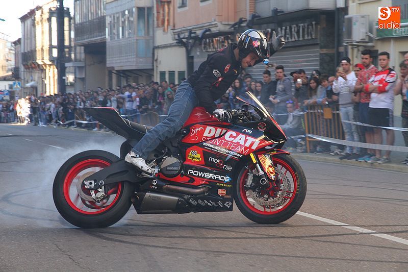 concentracion-motera-guijuelo_salamanca_emilio_zamora_ducati_stunt_team_motor_show_espectacular_exhibicion_moto-8
