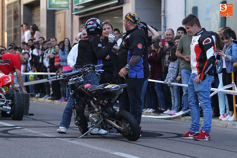 concentracion-motera-guijuelo_salamanca_emilio_zamora_ducati_stunt_team_motor_show_espectacular_exhibicion_moto_amazing_great_1