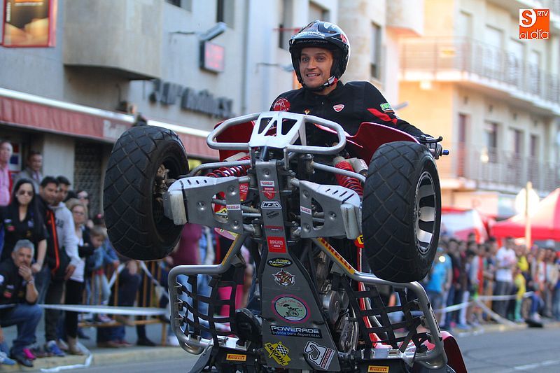 concentracion-motera-guijuelo_salamanca_emilio_zamora_ducati_stunt_team_motor_show_espectacular_exhibicion_moto_amazing_great_bardahl_nzi_rainers_ng-brakes_adr_graphics_pirelli_neumoto_dmx_1