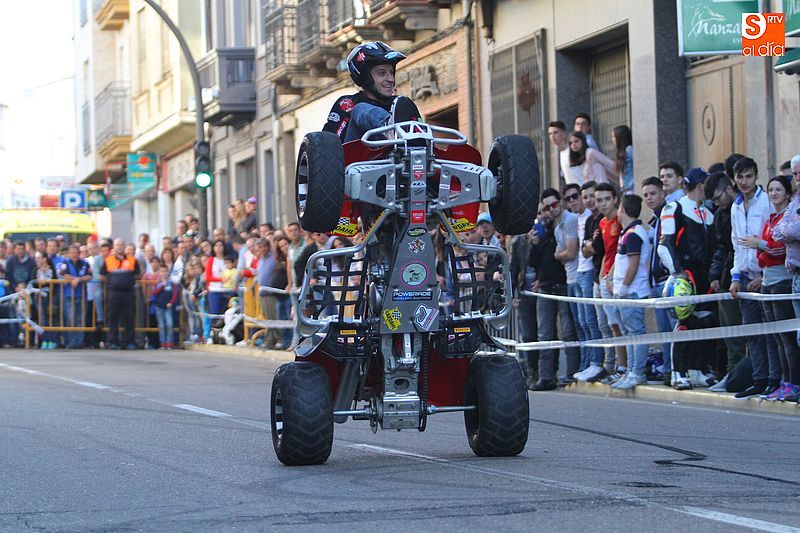 concentracion-motera-guijuelo_salamanca_emilio_zamora_ducati_stunt_team_motor_show_espectacular_exhibicion_moto_amazing_great_bardahl_nzi_rainers_ng-brakes_adr_graphics_pirelli_neumoto_dmx_4