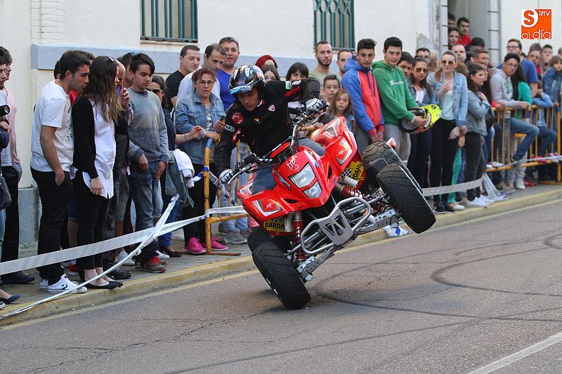 concentracion-motera-guijuelo_salamanca_emilio_zamora_ducati_stunt_team_motor_show_espectacular_exhibicion_moto_amazing_great_bardahl_nzi_rainers_quad_wheels_enjoy_public_1