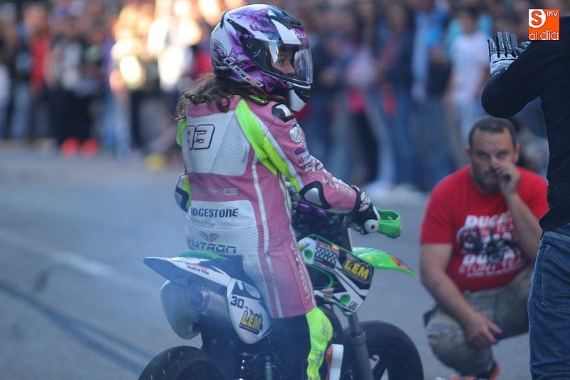 concentracion-motera-guijuelo_salamanca_emilio_zamora_ducati_stunt_team_motor_show_espectacular_exhibicion_moto_amazing_great_rider_mini_supermotard