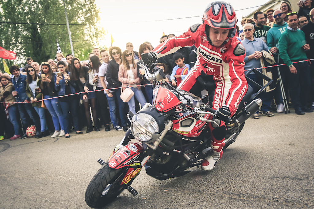 11_CASASIMARRO_EN_MOTO_CONCENTRACION_MOTORISTA_EMILIO_ZAMORA_DUCATI_STUNT_TEAM_MOTOR_SHOW_ESPECTACULO_2017_NZI_PIRELLI_AMM_ADR GRAPHICS_NZI_RAINERS_RODANDO CONTRA EL CANCER