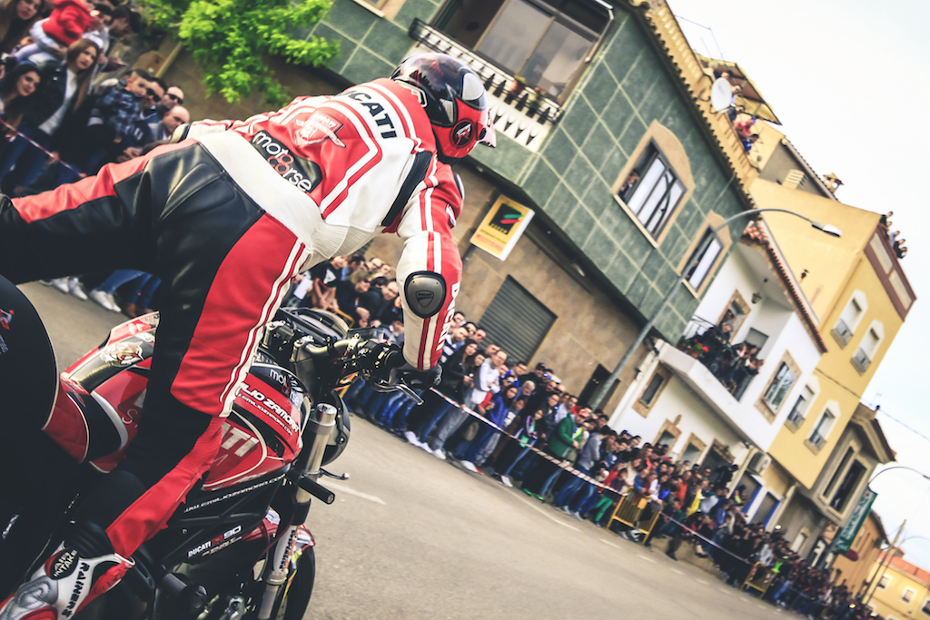 13_CASASIMARRO_EN_MOTO_CONCENTRACION_MOTORISTA_EMILIO_ZAMORA_DUCATI_STUNT_TEAM_MOTOR_SHOW_ESPECTACULO_2017_MONSTER_MOTOCORSE_NZI_RAINERS_DMX_LOLO PAMANES_CUSTOM PAINTING