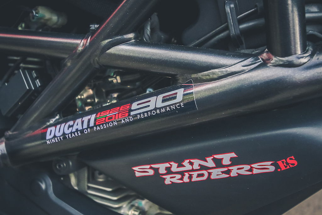 16_CASASIMARRO_EN_MOTO_CONCENTRACION_MOTORISTA_EMILIO_ZAMORA_DUCATI_STUNT_TEAM_MOTOR_SHOW_ESPECTACULO_2017_STUNT_RDIERS_DUCATI_90 ANNIVERSARY_NINETY YEARS OF PASSION AND PERFORMANCE_INJECTION