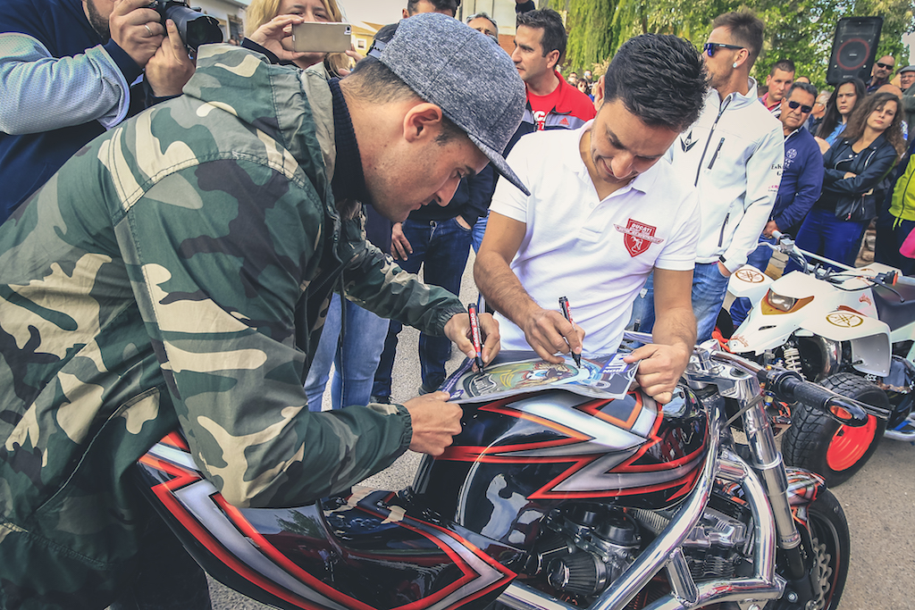 19_CASASIMARRO_EN_MOTO_CONCENTRACION_MOTORISTA_EMILIO_ZAMORA_DUCATI_STUNT_TEAM_MOTOR_SHOW_ESPECTACULO_2017_AOTOGRAPHELIOT_IRON_FIRMAS_XAVI_FORES_WSBK_RIDER_FRIEND_BRO