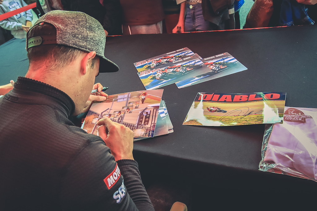 22_CASASIMARRO_EN_MOTO_CONCENTRACION_MOTORISTA_EMILIO_ZAMORA_DUCATI_STUNT_TEAM_MOTOR_SHOW_ESPECTACULO_2017_FIRMAS_AUTOGRAPH_DEBEJOTA_FOTOGRAFIA_XAVI_FORES_ON FIRE_WSBK_RIDER