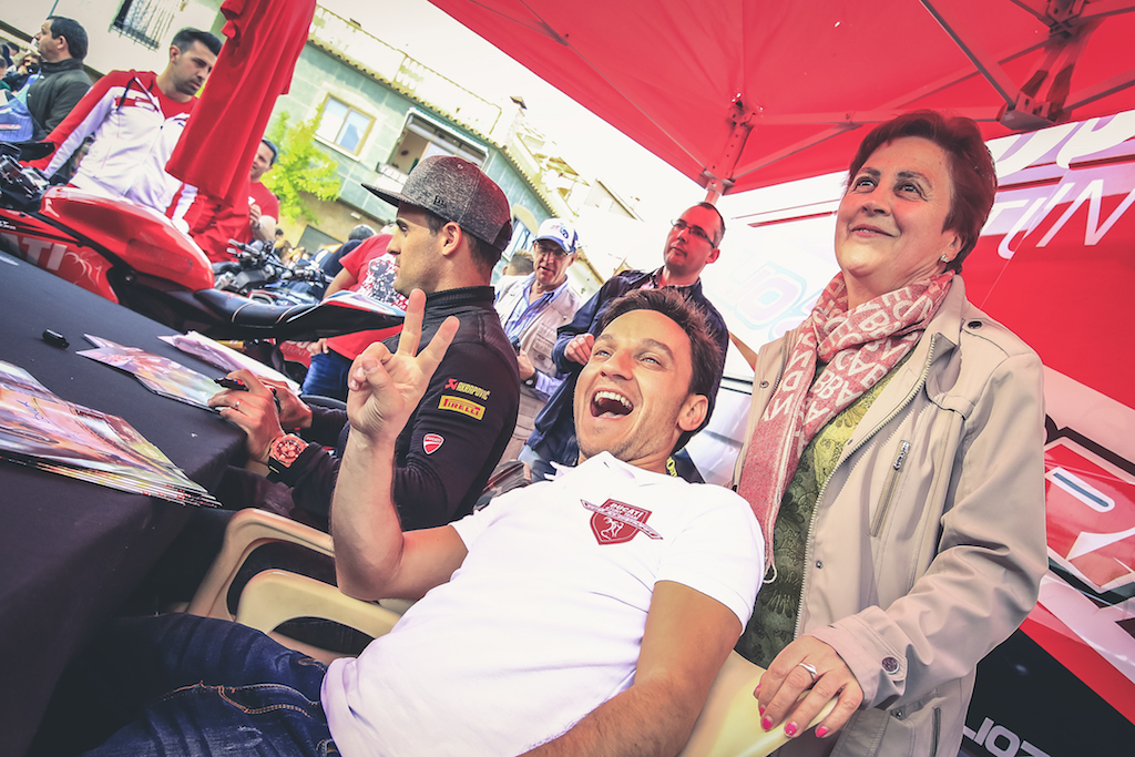 23_CASASIMARRO_EN_MOTO_CONCENTRACION_MOTORISTA_EMILIO_ZAMORA_DUCATI_STUNT_TEAM_MOTOR_SHOW_ESPECTACULO_2017_DEBEJOTA_FOTOGRAFIA_PHOTO_SESSION_AUTOGRAPH_SMILE