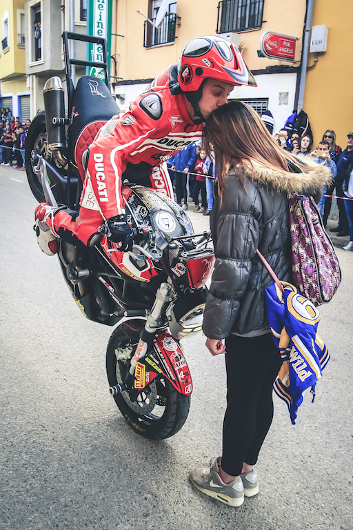 2_CASASIMARRO_EN_MOTO_CONCENTRACION_MOTORISTA_EMILIO_ZAMORA_DUCATI_STUNT_TEAM_MOTOR_SHOW_ESPECTACULO_2017_STOPPIE_KISS_MONSTER_NZI_DAINESE_PIRELLI